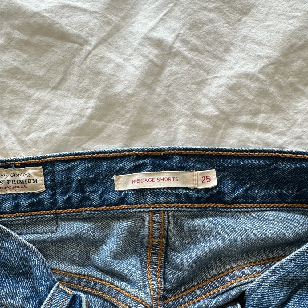 Levi’s Ribcage Shorts - Picture 3 of 3